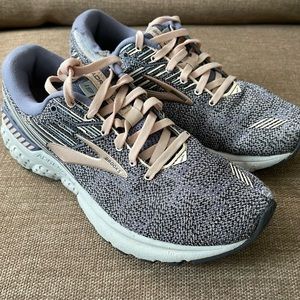 Brooks Adrenaline 19 Women’s 7.5 medium gray with Buff Salmon Accents shoes